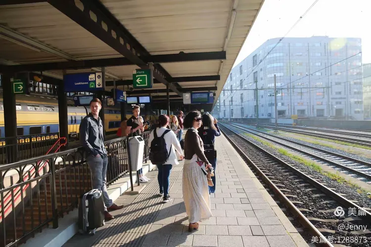 梦回站台，父爱母爱伴我远行，解析梦见坐火车爸爸妈妈在送我的梦境